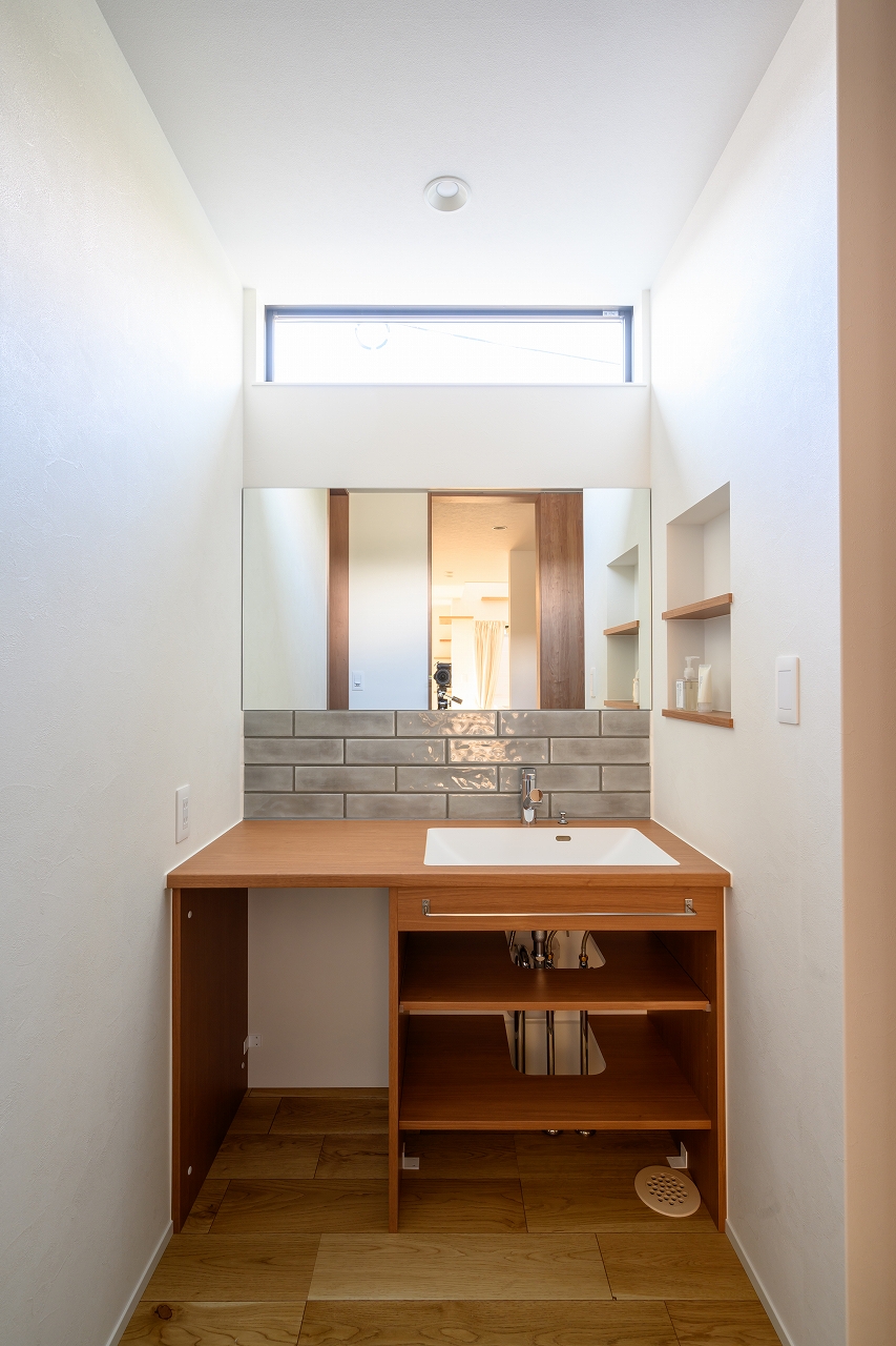 木目の温もりとタイルが調和するナチュラルモダンな造作洗面台